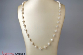 Pearl necklace designed with 18k gold bars 